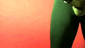 exibição de striptease sensual com curvas provocantes dançando sedutoramente