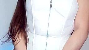 Mi esposa's amiga se masturba grabando para mí sus tetas grandes y cameltoe