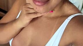 bom dia na bike com kriss hotwife de biquíni mostrando tudo