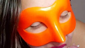 Mi esposa's amiga se masturba grabando para mí sus tetas grandes y cameltoe