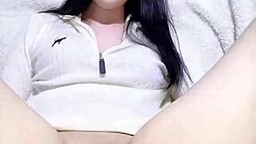 amateur babe fingers herself backstage till massive squirt explosion