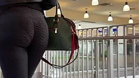 Yoga pants hugging those juicy asses everywhere this season 🍑🔥