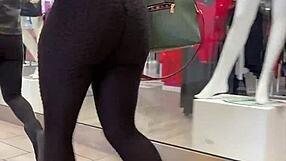 Yoga pants hugging those juicy asses everywhere this season 🍑🔥