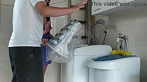 dona de casa flashes huge ass to horny technician!