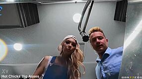 handywoman kaylee ryder spreads pussy for monster cock in car