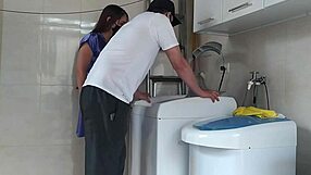 dona de casa flashes huge ass to horny technician!