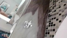 gordinha tirando minisaia no motel pra hidromassagem exibindo essa putinha gostosa na buceta