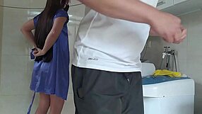 dona de casa flashes huge ass to horny technician!