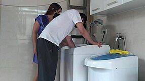 dona de casa flashes huge ass to horny technician!