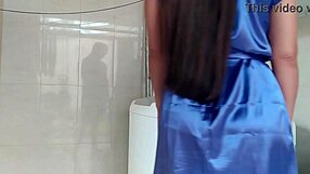 dona de casa flashes huge ass to horny technician!