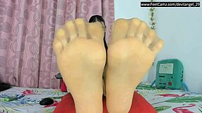 mmm my natural colombian bare feet seduce you into jerking off slow...