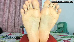 mmm my natural colombian bare feet seduce you into jerking off slow...