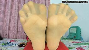 mmm my natural colombian bare feet seduce you into jerking off slow...