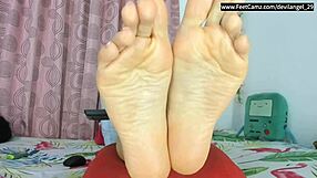 mmm my natural colombian bare feet seduce you into jerking off slow...