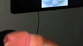 WATCHING THIS GOSTOSA MASTURBATE IN MINI SKIRT MAKES ME CUM