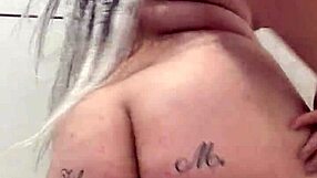 watch my big ass and tits in the shower exibindo