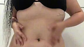 watch my big ass and tits in the shower exibindo