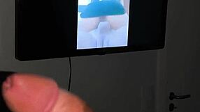 WATCHING THIS GOSTOSA MASTURBATE IN MINI SKIRT MAKES ME CUM