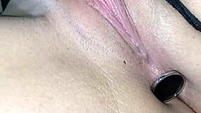 safada fingers her tight ass plug while masturbating her wet pussy