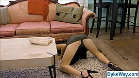 Lesbian customer fucks stuck barista pussy hard