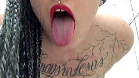 watch my big ass and tits in the shower exibindo