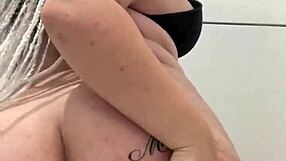 watch my big ass and tits in the shower exibindo