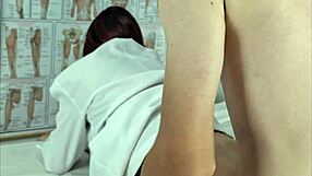 enfermeira no consultório examina pau duro do paciente e mama tudo!!