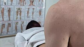 enfermeira no consultório examina pau duro do paciente e mama tudo!!