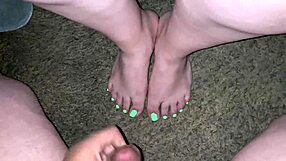 i love watching amateur feet cumshots with green polish toes