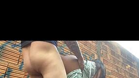 NOVINHA METE NA FAVELA ATRÁS DO MURO with her sexy ass out public.