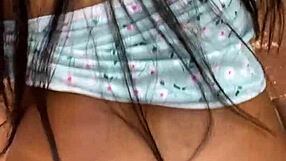 NOVINHA METE NA FAVELA ATRÁS DO MURO with her sexy ass out public.