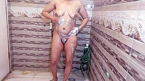 desi bhabhi se enjabona en la ducha y la follan duro dos veces con audio hindi