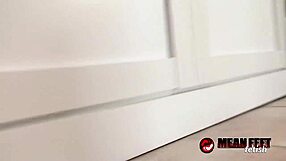 Queen gia love demands foot service from you now