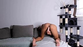 sexy latina teen 18yo montando dildo gimiendo y follando coño