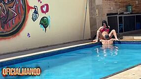 Famosinha from paraiba fucks tattooed stud in pool!