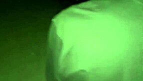 Esposa cuckold encontra fã pra sexo amador público com esfregadas mamadas na frente do corno marido