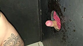 ei, nem sempre dá pau bom no gloryhole... corno filmou eu chupando esse pauzinho fino pov