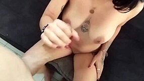 oye, cogiendo duro a mi compa de cuarto con su pussy apretada y tetas naturales en misionero