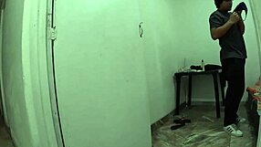 Mi hermanastra me pilla oliendo tangas y me azota el pene como dominatrix