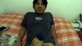 Mi hermanastra me pilla oliendo tangas y me azota el pene como dominatrix