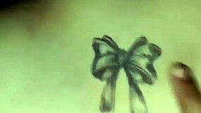 istri selingkuh diam-diam di rumah teman suami sambil suami lagi ngobrol di luar?