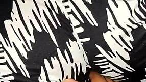 istri selingkuh diam-diam di rumah teman suami sambil suami lagi ngobrol di luar?