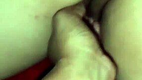 istri selingkuh diam-diam di rumah teman suami sambil suami lagi ngobrol di luar?