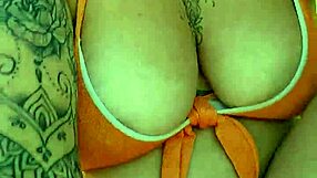 i filmed this hot beach flash vid just for my lover...