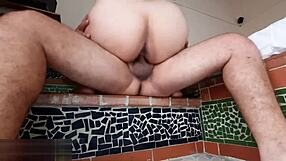 madrastra cachonda seduce su hijastro con pussy chubby y lo monta salvaje porque el esposo no la folla bien