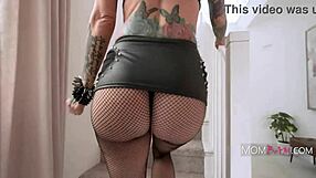 STEP MOM SARAH JESSIE SUCKS OFF JOSH RIVERS AS HER GROUPie!