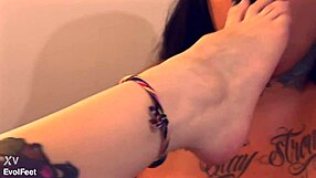 Don't these fat feet deserve your tongue all over them?