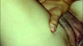 ¡Coño mojado de esta petite teen se lo follan duro con monster cock en hardcore cuckold!