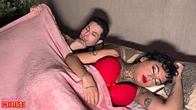 garota safada wakes corno boyfriend for threesome assfucking with his friend