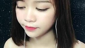Korean uplive cam girl viet hong shows her sexy body live